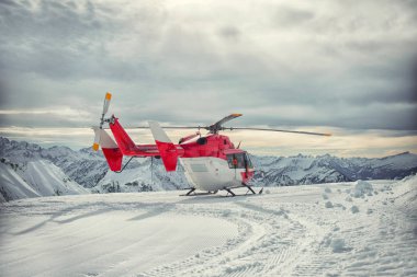 Kışın dağ kurtarma hizmeti helikopter