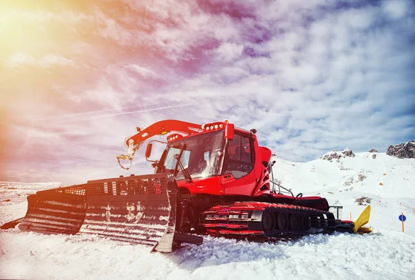 Sneeuw verwijderen apparatuur op de heuvel — Stockfoto