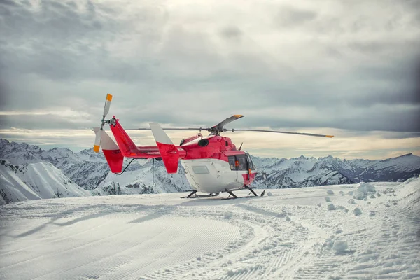 在冬天的直升机山救援服务 — 图库照片