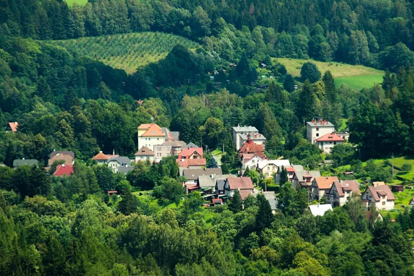 Vue aérienne de la ville en montagne — Photo