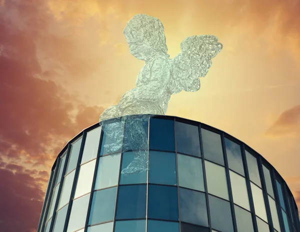Anioł na biznes przeciw błękitne niebo — Zdjęcie stockowe