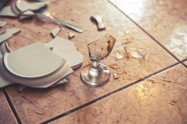 Κλείστε επάνω σε σπασμένα πιάτα στο πάτωμα — Φωτογραφία Αρχείου