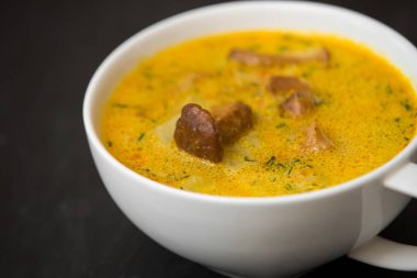 mantar chanterelles ve otlar siyah taş bac ile krem çorbası