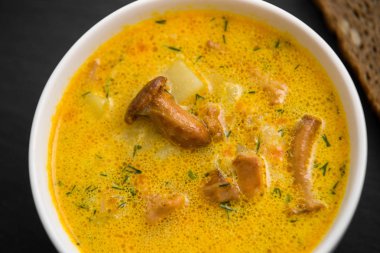 mantar chanterelles ve otlar siyah taş bac ile krem çorbası