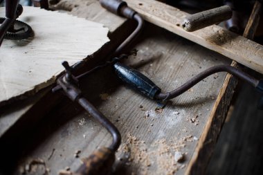 Eski bir demirci ve atölyenin içinde.