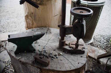 Eski bir demirci ve atölyenin içinde.