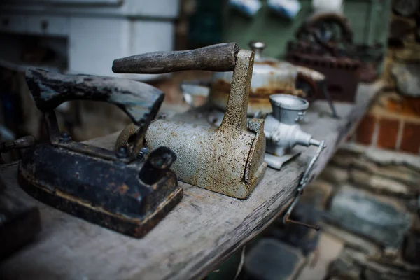 Primer plano en hierro viejo vintage en el taller — Foto de Stock