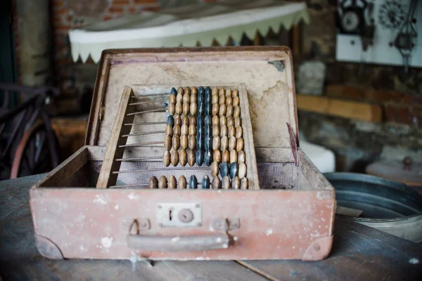 Eski vintage eski abacus atölye üzerinde kapat — Stok fotoğraf