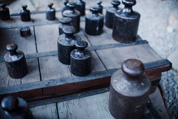 Primer plano en viejo vintage Viejas escalas y peso en el taller — Foto de Stock