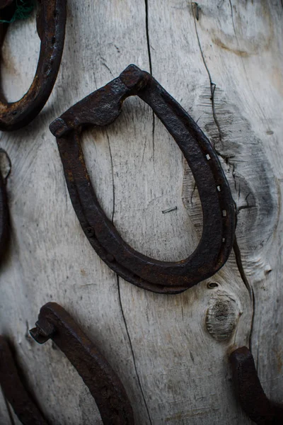 Uvnitř staré vintage Kovář a workshop zblízka na koni — Stock fotografie