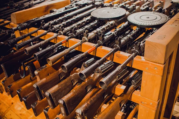 Acercamiento a los viejos rifles de asalto vintage — Foto de Stock