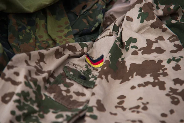 Närbild på tyska flaggan på Uniformskläder militära — Stockfoto