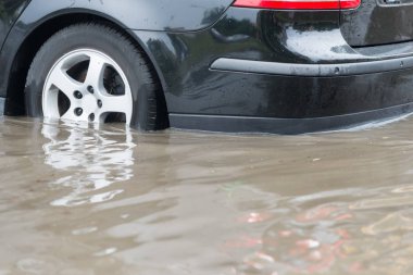 şiddetli yağmur ve sel sonra su arabaya