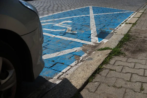 Clsoe no carro estacionado no estacionamento para deficientes — Fotografia de Stock