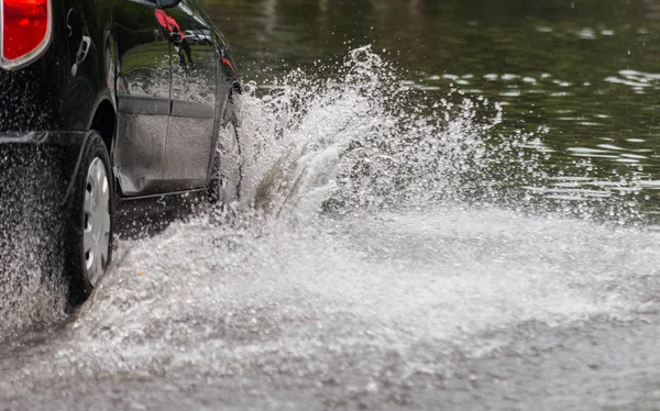 Carro na água após forte chuva e inundação — Fotografia de Stock