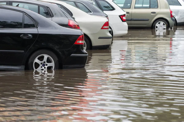 Auto in water na hevige regen en overstromingen — Stockfoto