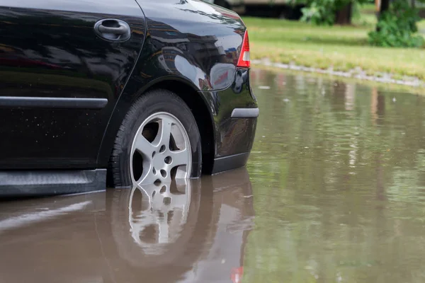 Samochód w wodzie po intensywnych opadów deszczu i powodzi — Zdjęcie stockowe