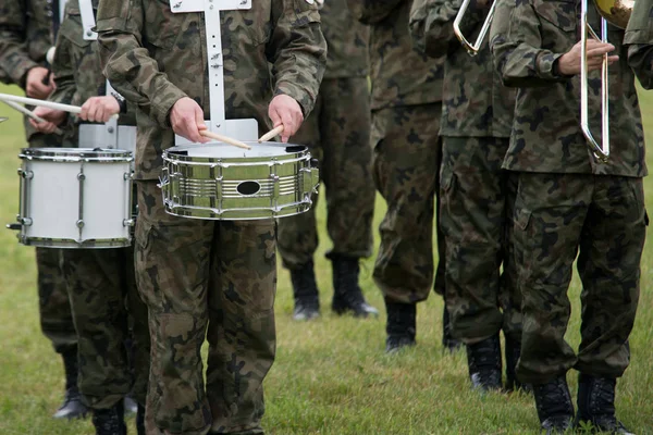 Detailní záběr na bicí na vojenský orchestr — Stock fotografie