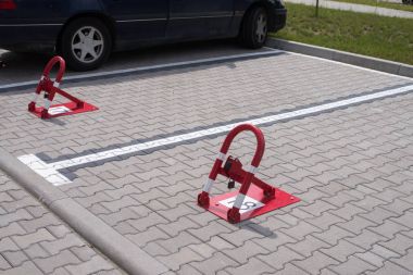 arka planda mavi araba ile otopark üzerinde kapat