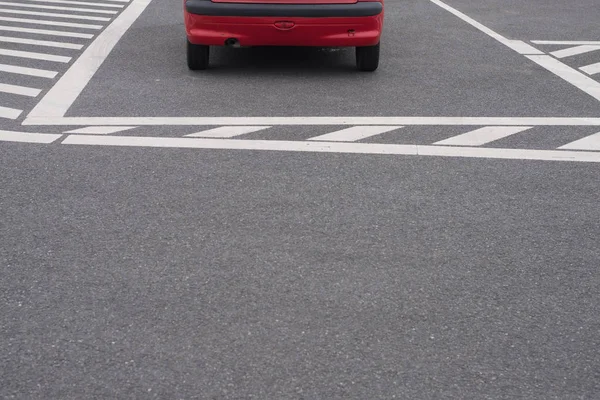 Fechar no carro vermelho no estacionamento — Fotografia de Stock
