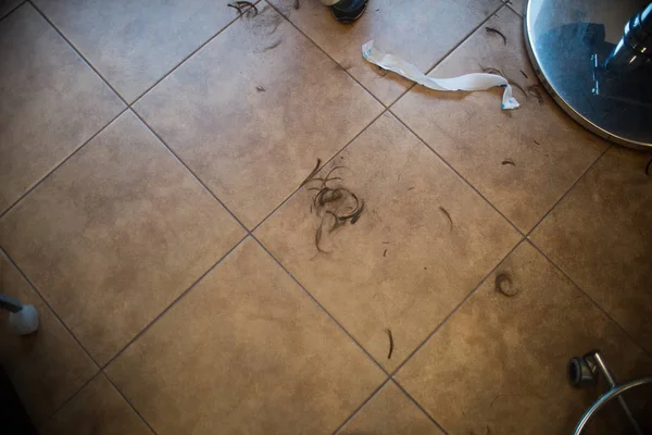 Волосы на полу в парикмахерской — стоковое фото