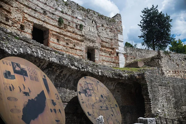 Brescia, Itálie, 11 srpna 2017, muzeum římské ruiny a Sa — Stock fotografie