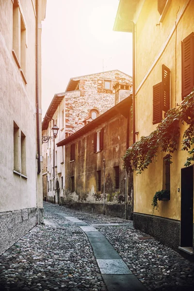 Típica calle italiana en una pequeña ciudad provincial — Foto de Stock