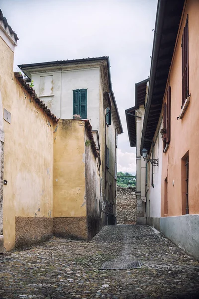 A kis vidéki város tipikus olasz utcában — Stock Fotó