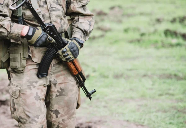 Fechar em soldado com metralhadora — Fotografia de Stock