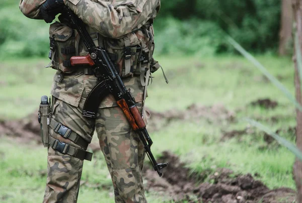 asker makineli tüfek ile yakından