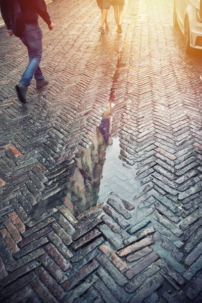 şiddetli yağmur sonra sokak, hareket bulanıklığı insanlar.