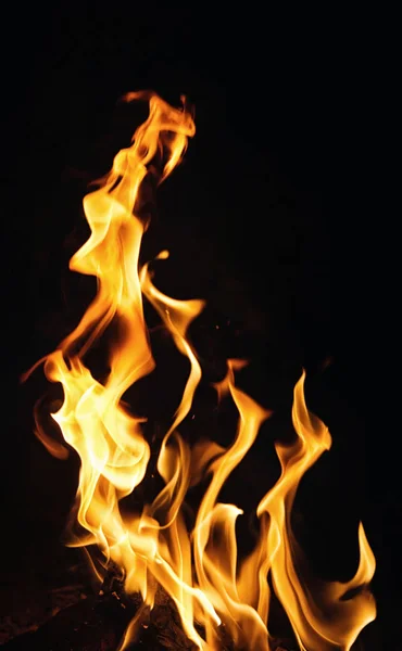 Flammes de feu sur fond noir ou texture — Photo