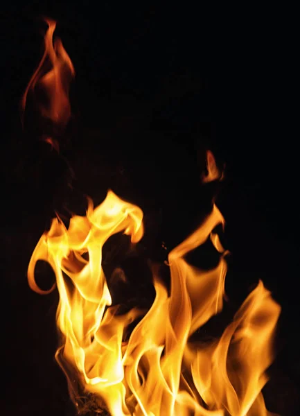 Пламя огня на черном фоне или текстуре — стоковое фото