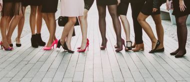 Sokakta seksi bacaklar üzerinde kapat