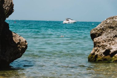 arka plan üzerinde tekne ile gölde boğulan yakın çekim