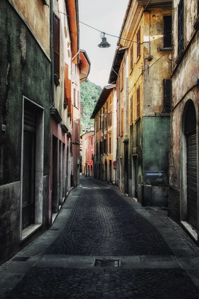 geleneksel İtalyan yapı ve cadde üzerinde kapat