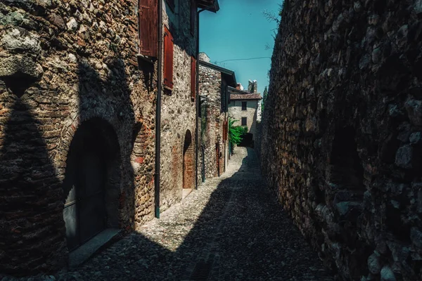 Lege straten op kasteel in Padenghe, Italië — Stockfoto