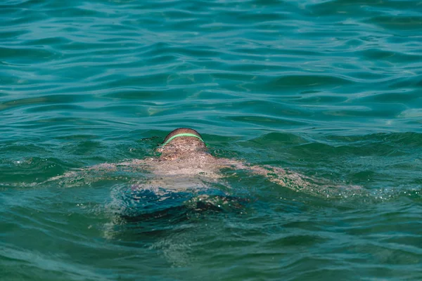 suda yüzme çocuk üzerinde Kapat