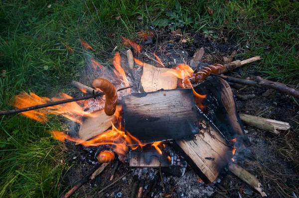 Bir sopa, şömine kamp alanında sosis — Stok fotoğraf