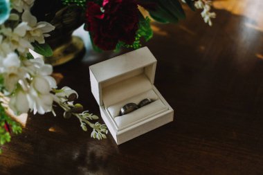 Alyans tablo üzerinde kapat