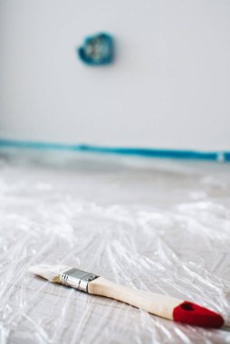Beyaz acı, ev onarım, duvar boyama fırça üzerinde kapat