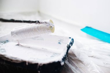 Beyaz acı, ev onarım, duvar boyama fırça üzerinde kapat