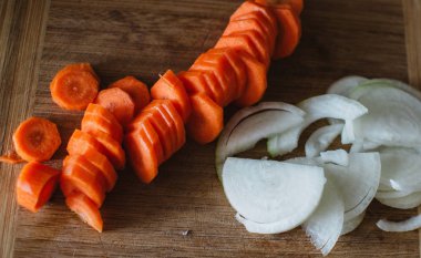 E65 ve soğan ahşap arka plan üzerinde Kapat