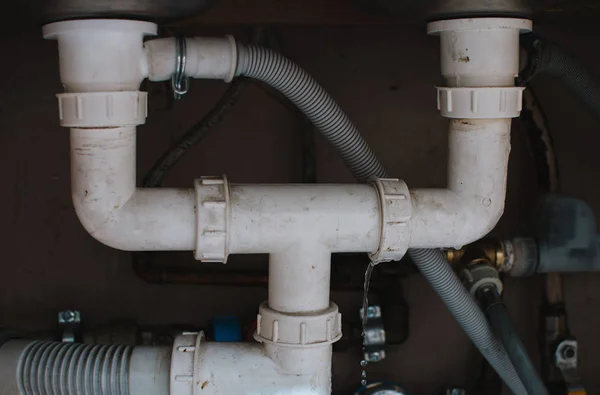 Fuga real de agua de tubería en el fondo del hogar — Foto de Stock