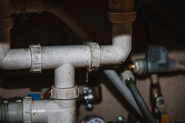 Fuga real de agua de tubería en el fondo del hogar — Foto de Stock