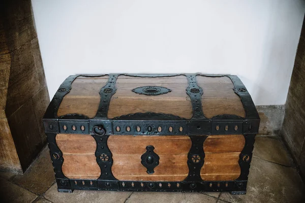 Beyaz duvar ahşap göğsüne yakın çekim