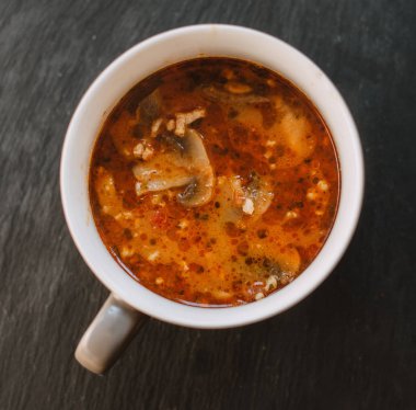 Pizza çorba, et, mantar, peynir, domates ve otlar