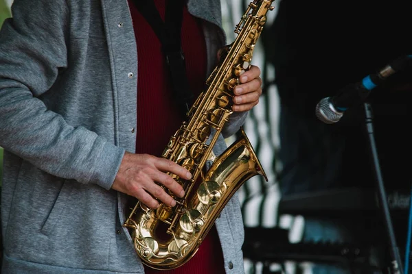 Close-up op saxofon speler in het concert — Stockfoto