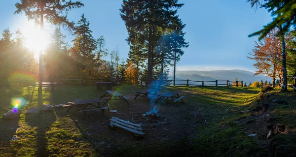 Cheminée dans la clairière dans les montagnes — Photo