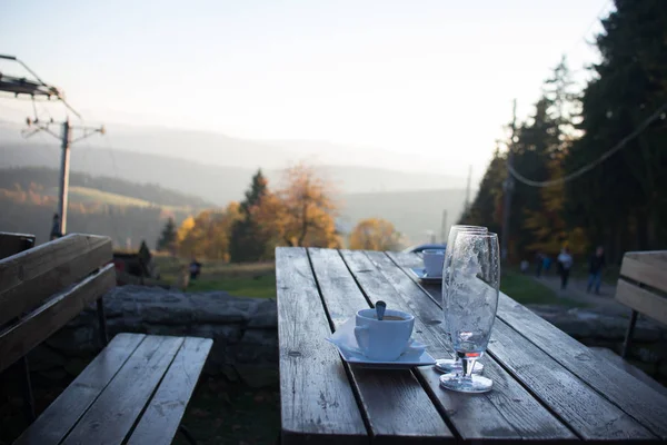 Gros plan sur la bière et le verre à café sur la table en montagne — Photo